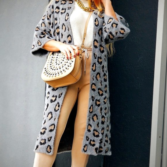 So soft leopard print Super Soft Fuzzy open front - Picture 3 of 7